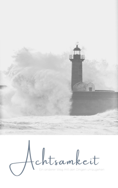 Cover des Buchs Belastendes bewältigen durch Achtsamkeit und Akzeptanz, mit einer großen Welle und einem Leuchtturm