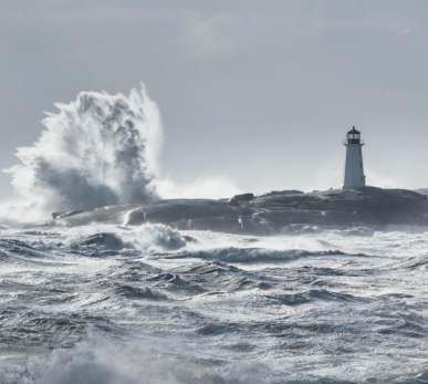 Das Meer mit großer Welle und einem Leuchtturm